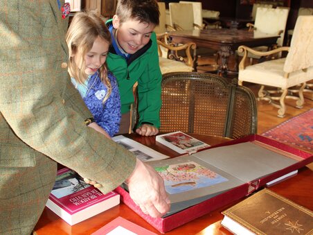 Children and an adult at Kornberg Castle, looking at books. | © Bardeau - Fotograf Sonja Skalnik