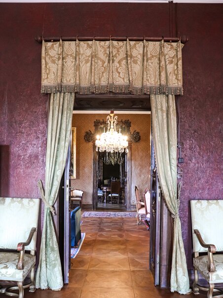 View of a room at Kornberg Castle with chandelier. | © Bardeau GmbH