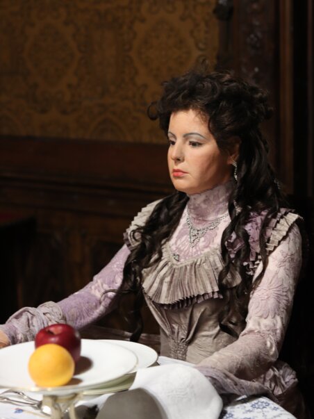 Portrait of an Victorian-style lady, who sits with an apple and a lemon on a table. | © Bardeau - Sonja Skalnik