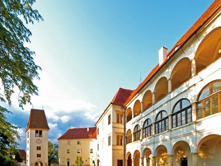 Schloss Seggau, ein historische Gebäude in Leibnitz, umgeben von Natur. | © Schloss Seggau