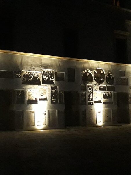 Kunstwerke an der Wand von Schloss Seggau, beleuchtet bei Nacht. | © Schloss Seggau