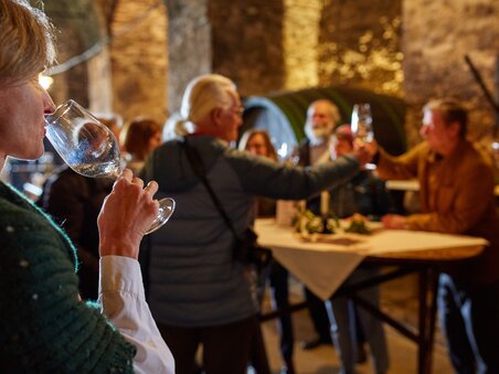 Genießen Sie eine Weinprobe in Schloss Seggau, umgeben von Weinliebhabern. | © Janez Kotar