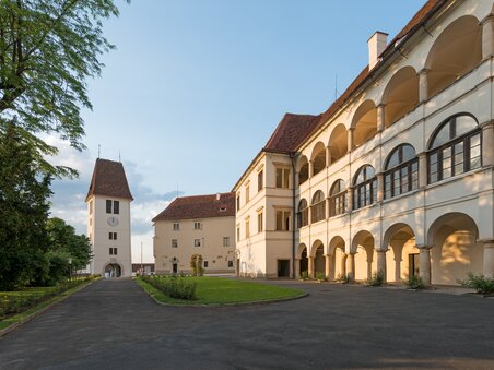 Innenhof von Schloss Seggau bei Leibnitz mit Arkadengang und Turm in der Abendsonne. | © Stefan Kristoferitsch
