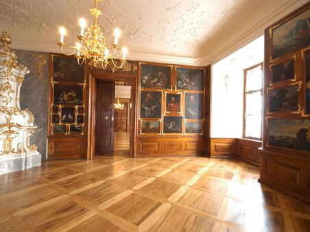 Innenansicht von Schloss Seggau mit eleganten Gemälden. | © Kasca