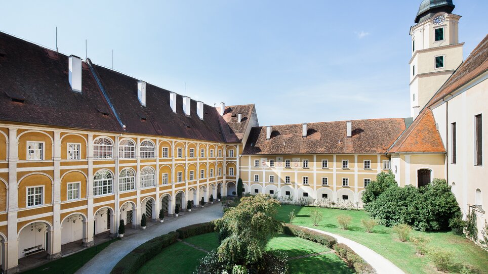 Innenhof mit Garten im barocken Schloss Stainz | © Alexander Rauch - studio brighten