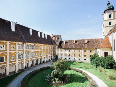 Courtyard with garden at the Baroque Stainz Castle | © Alexander Rauch - studio brighten