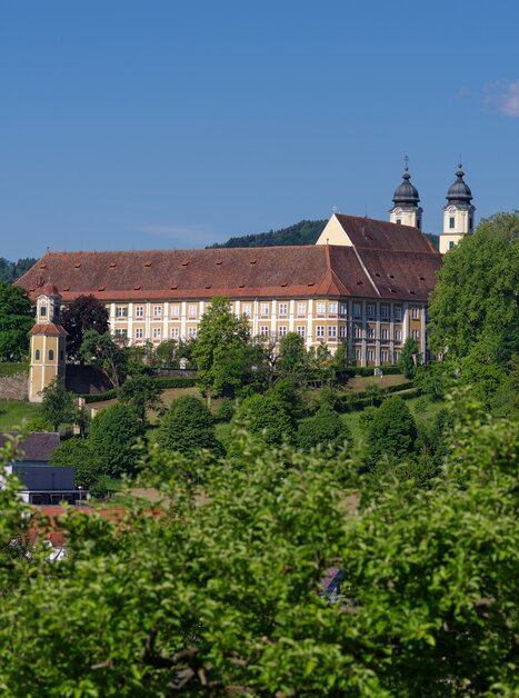 View of baroque Stainz Castle with trees in the foreground | © Universalmuseum Joanneum - Nicolas Lackner