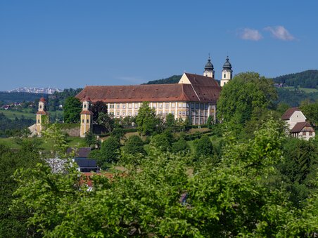 View of baroque Stainz Castle with trees in the foreground | © Universalmuseum Joanneum - Nicolas Lackner