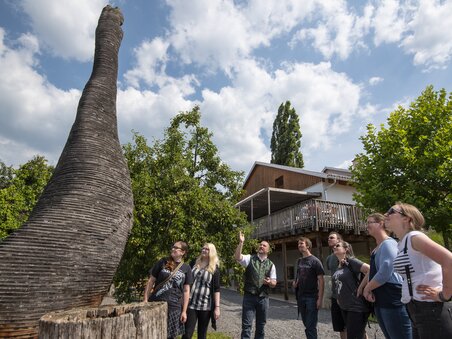 Visitor group admiring a sculpture in the Vulcano Ham Experience. | © Vulcano