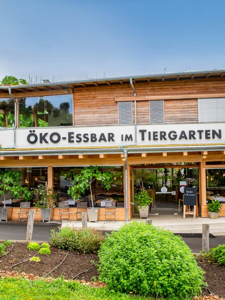 Modern eco snack bar at Zotter Experience World with a garden. | © Zotter Schokolade
