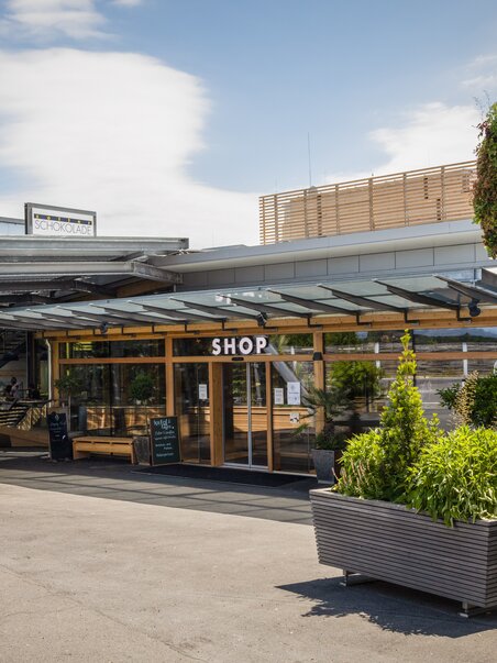 Visit to the Zotter Experience World featuring a modern shop. | © Zotter Schokolade