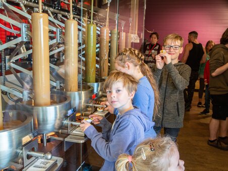 Children tasting sweets at the Zotter Experience World. | © Zotter Schokolade - Jacqueline Jud