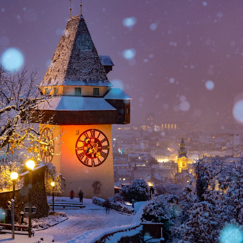 Der verschneite Uhrturm im Winter in Graz am Schlossberg | © Graz Tourismus - Harry Schiffer