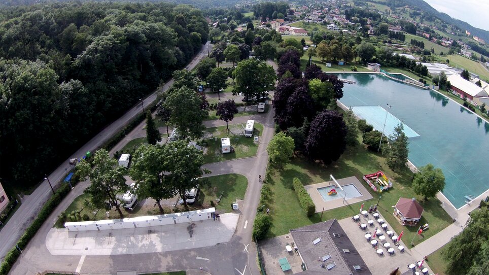 Überblick über den Reisemobil-Stellplatz Graz mit Blick auf Natur und Wasser. | © Reisemobil-Stellplatz Graz 