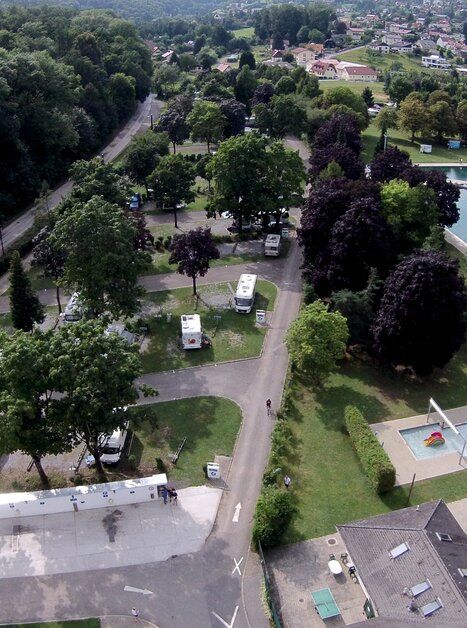 Overview of Graz motorhome parking featuring green spaces and a water area. | © Reisemobil-Stellplatz Graz 