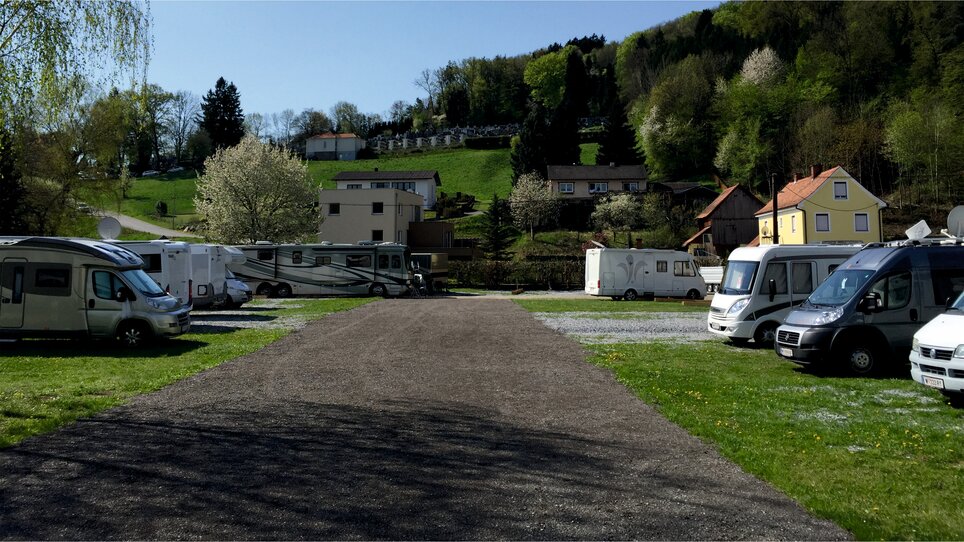 Eine Ansicht des Reisemobil-Stellplatzes Graz mit Wohnmobilen. | © Alfred Chyba