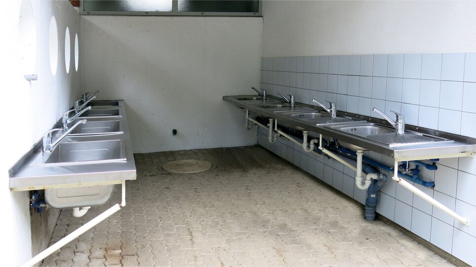 Ansicht eines Waschbereichs mit mehreren Waschbecken am Reisemobil-Stellplatz Graz. | © Alfred Chyba