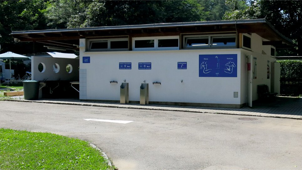 Sanitäranlage mit Wasserstationen am Reisemobil-Stellplatz Graz. | © Alfred Chyba