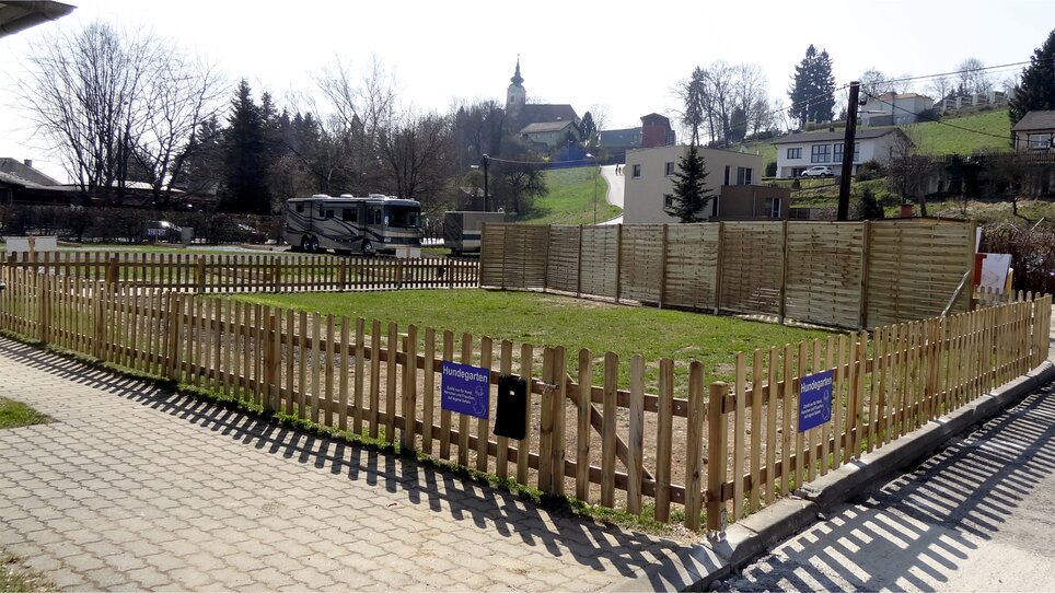 Ein Bereich für Reisemobile mit Holzzaun auf dem Reisemobil-Stellplatz Graz. | © Alfred Chyba