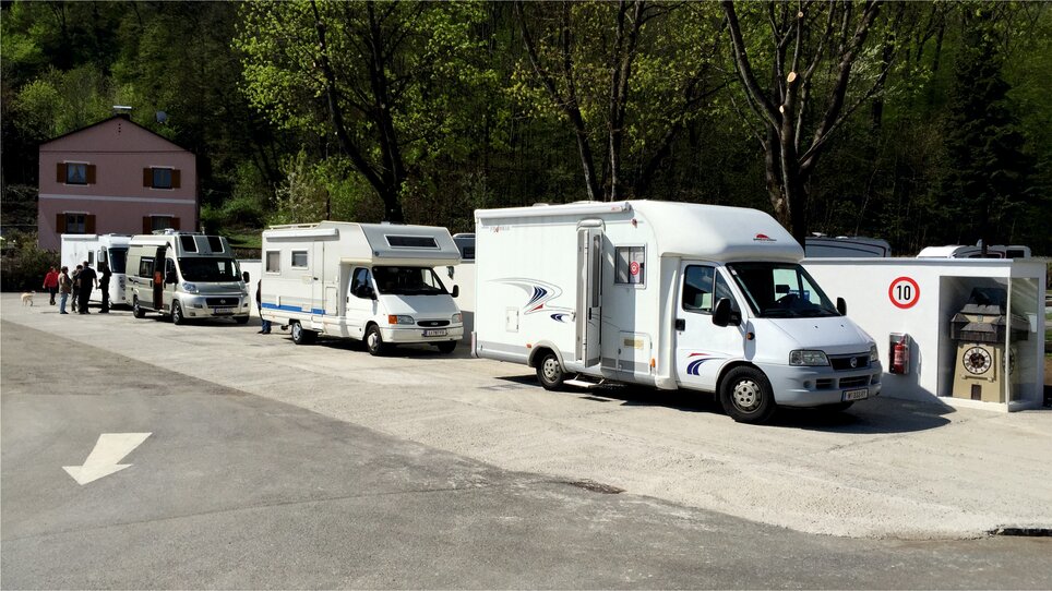 Reisemobile stehen am Stellplatz in Graz, umgeben von Bäumen. | © Alfred Chyba