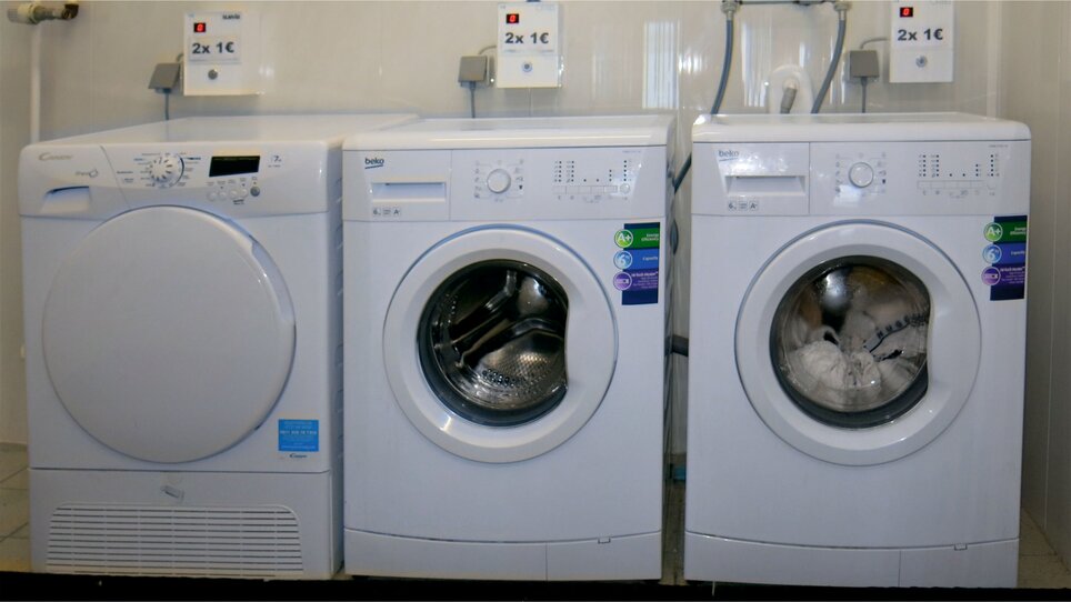 Zwei Waschmaschinen und ein Trockner in einem Waschraum am Reisemobil-Stellplatz Graz. | © Alfred Chyba