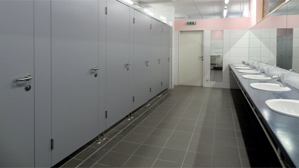 Innenansicht einer öffentlichen Toilette mit Türen und Waschbecken am Reisemobil-Stellplatz Graz. | © Alfred Chyba