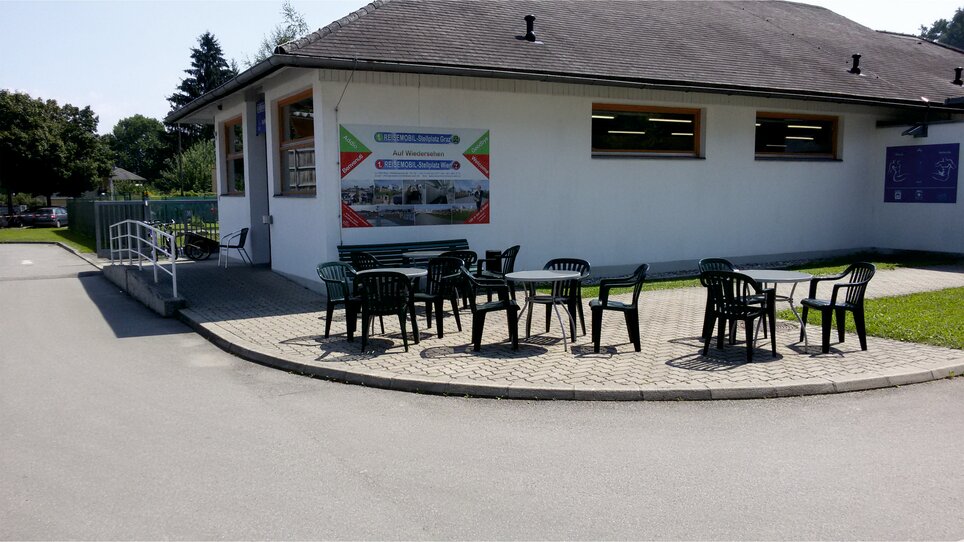 Sitzgelegenheiten und Restaurantbereich am Reisemobil-Stellplatz Graz. | © Alfred Chyba