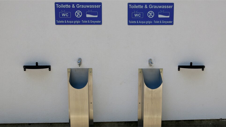 Zwei Toiletten für Grauwasser am Reisemobil-Stellplatz Graz. | © Alfred Chyba
