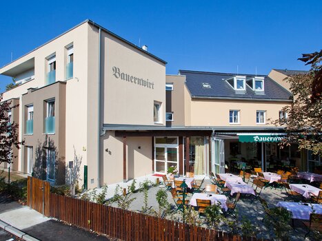 The Bauernwirt restaurant in Graz with terrace and tables. | © Bauernwirt