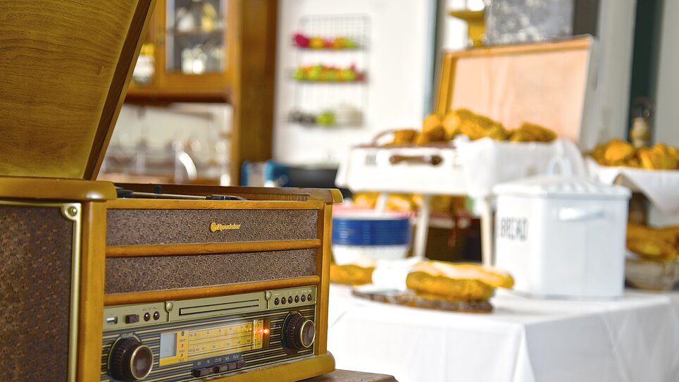 A stylish vintage radio next to a selection of bread in Gasthof Pension Zur Steirerstub'n. | © Zur Steirerstubn