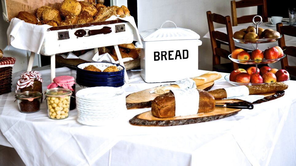 Variety of bread and pastries on a table at the inn. | © Zur Steirerstubn