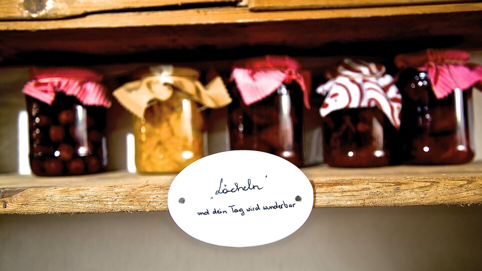 Colorful storage jars with a handwritten label. | © Zur Steirerstubn