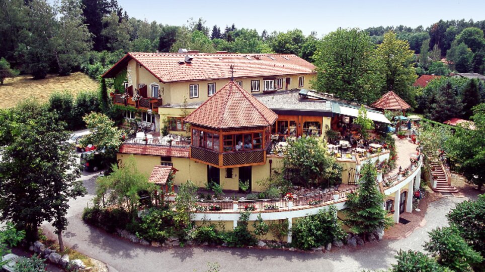 Exterior view of Landgasthof Häuserl im Wald with terraces. | © Häuserl im Wald