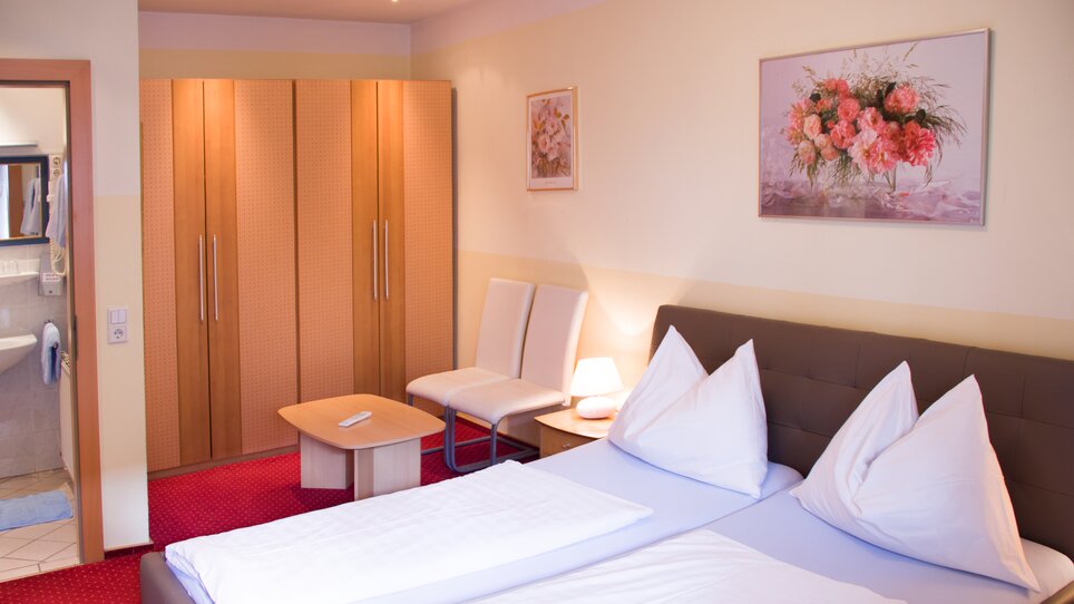 Behagliches Schlafzimmer mit Doppelbett und modernen Möbeln. | © Hotel Alter Telegraf