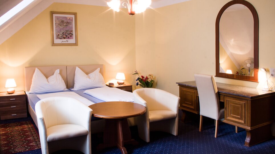 Ein komfortables Zimmer mit Doppelbett, Tisch und Stühlen im Hotel Alter Telegraf. | © Hotel Alter Telegraf