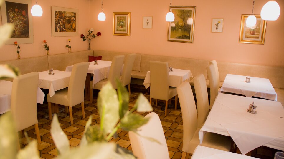 Einladendes Restaurant mit weißen Tischen und Kunst an der Wand. | © Hotel Alter Telegraf