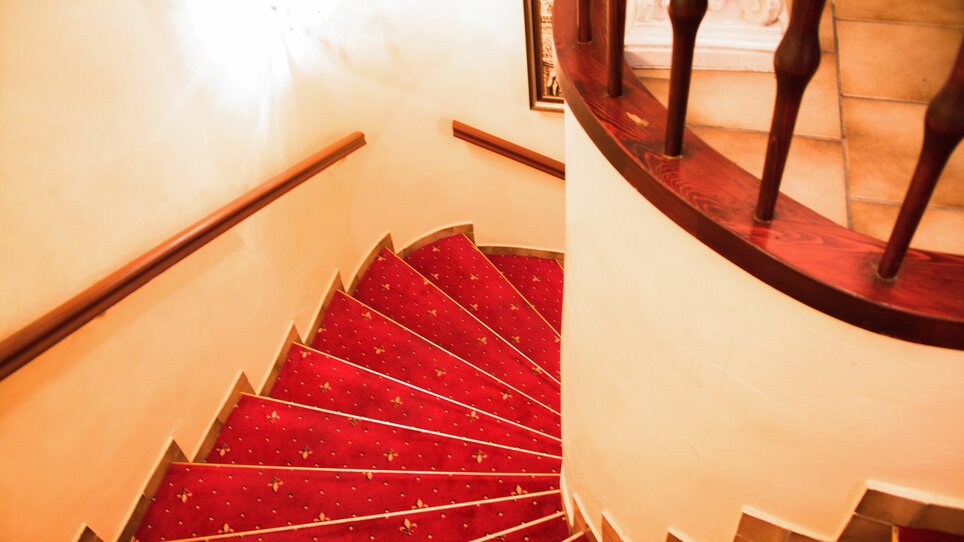 Blick auf die Treppe mit rotem Teppich im Hotel Alter Telegraf. | © Hotel Alter Telegraf