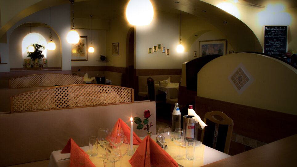 Ein schön gedeckter Tisch in einem eleganten Restaurant mit rotem Tischdekor. | © Hotel Alter Telegraf