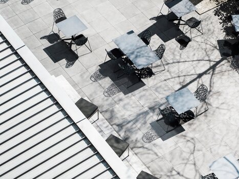 Stylish tables and chairs in the outdoor area of the Augarten Art Hotel in Graz. | © Augarten Art Hotel