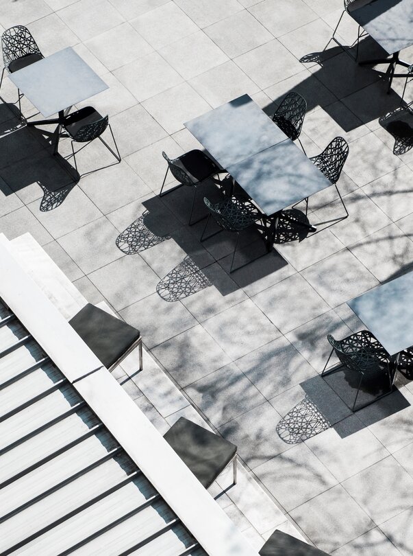 Stylish tables and chairs in the outdoor area of the Augarten Art Hotel in Graz. | © Augarten Art Hotel