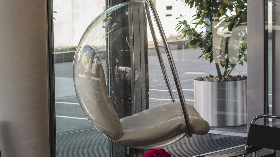 Schwebender Sessel in einem modernen Raum. | © Augarten Art Hotel