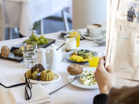 Vista di una colazione con caffè, frutta e panini all'Augarten Art Hotel. | © Augarten Art Hotel