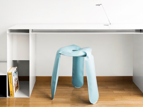 Un elegante sgabello blu davanti a una scrivania raffinata. | © Augarten Art Hotel