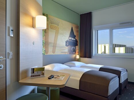 Blick auf ein Zimmer im B&B Hotel Graz City Süd mit zwei Betten. | © B&B Graz City Süd
