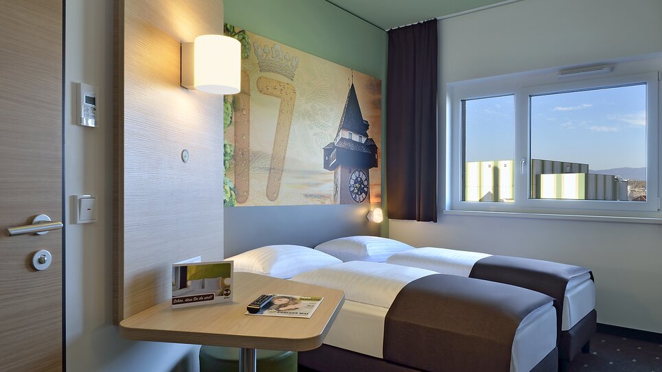 Blick auf ein Zimmer im B&B Hotel Graz City Süd mit zwei Betten. | © B&B Graz City Süd