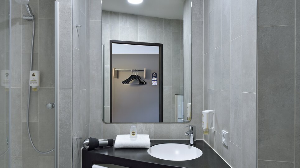Modernes Badezimmer mit Dusche und Spiegel. | © B&B Hotel Graz City Süd