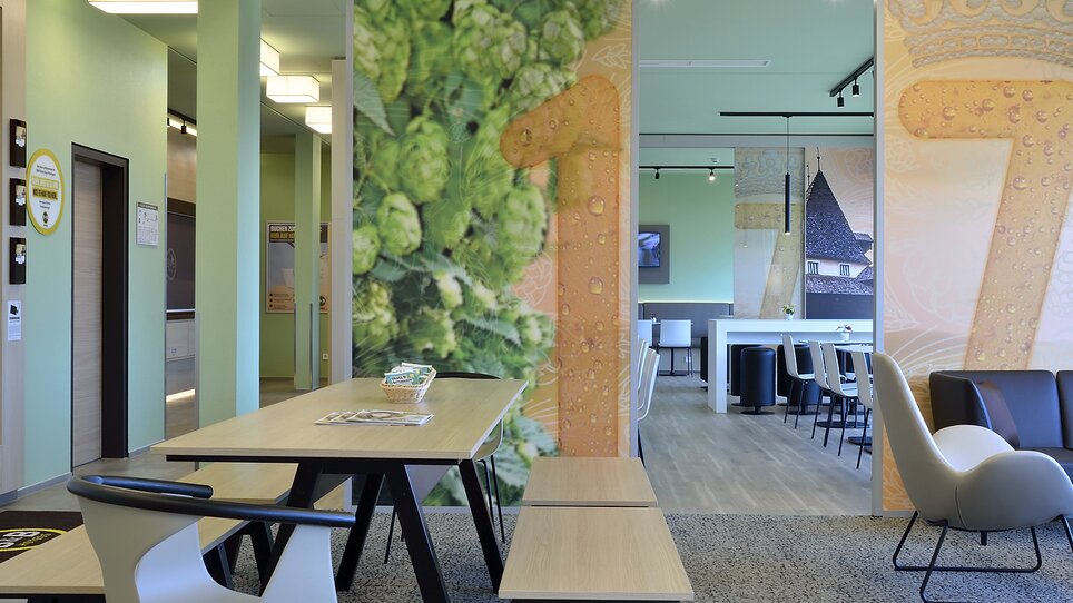 Innenansicht des B&B Hotels Graz City Süd mit modernen Möbeln und Wanddekoration. | © B&B Hotel Graz City Süd