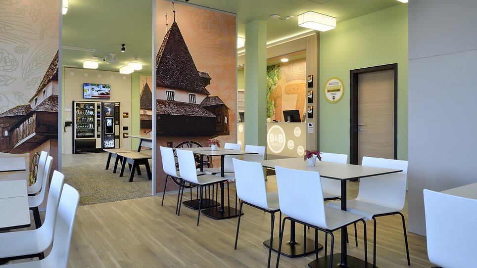 Frühstücksraum des B&B Hotels Graz City Süd mit Tischen und Stühlen. | © B&B Hotel Graz City Süd