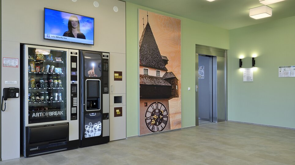 Snackautomat mit Grazer Uhrturm im Hintergrund. | © B&B Hotel Graz City Süd