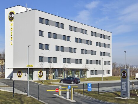 B&B Hotel Graz City Süd mit Parkplatz und Zugang. | © B&B Hotel Graz City Süd